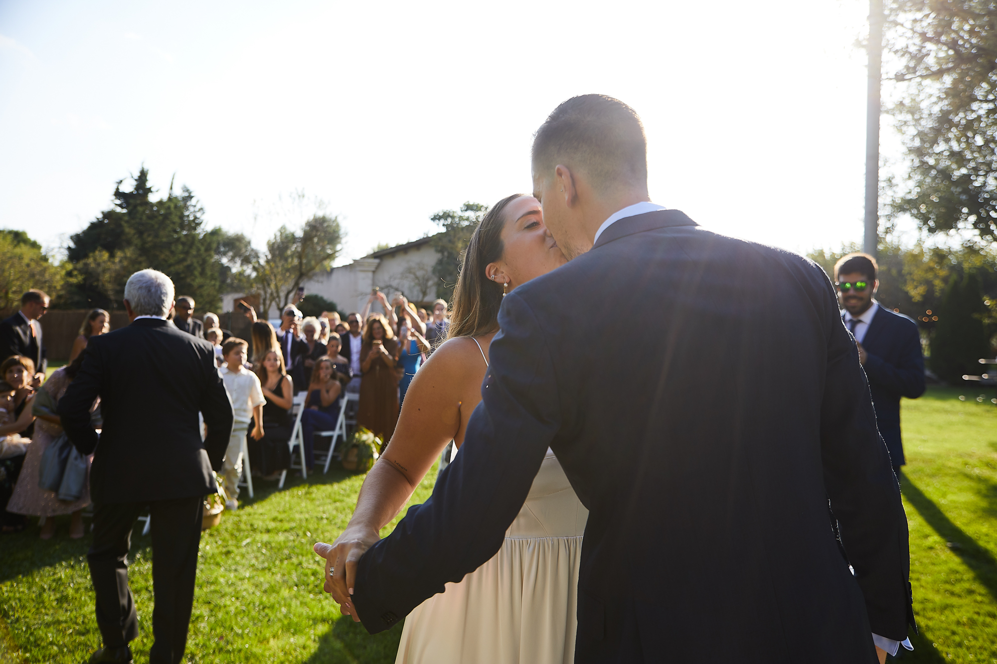 el novio recibe a la novia en el altar