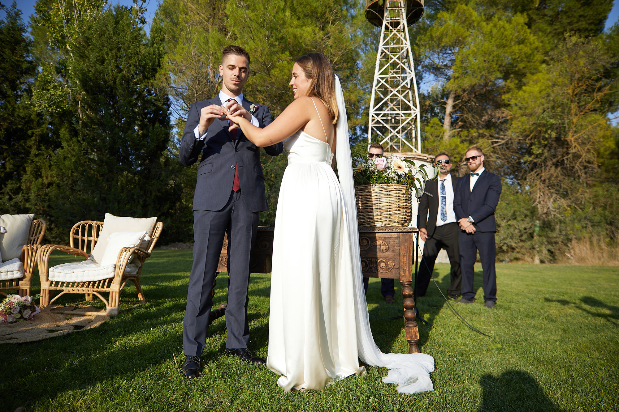 el novio pone el anillo a la novia