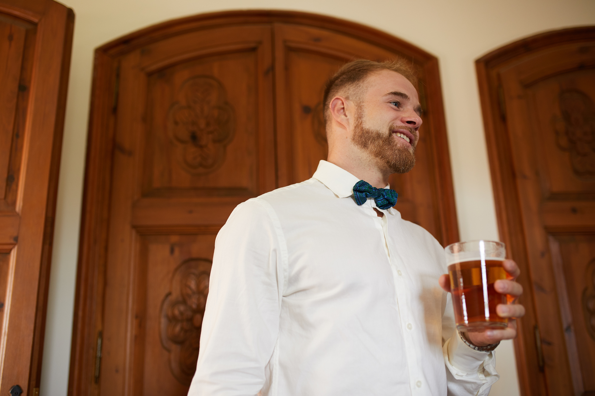novio con vaso de cerveza