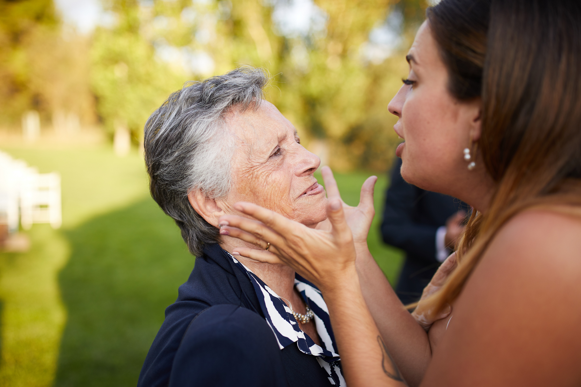 la novia abraza a la abuela