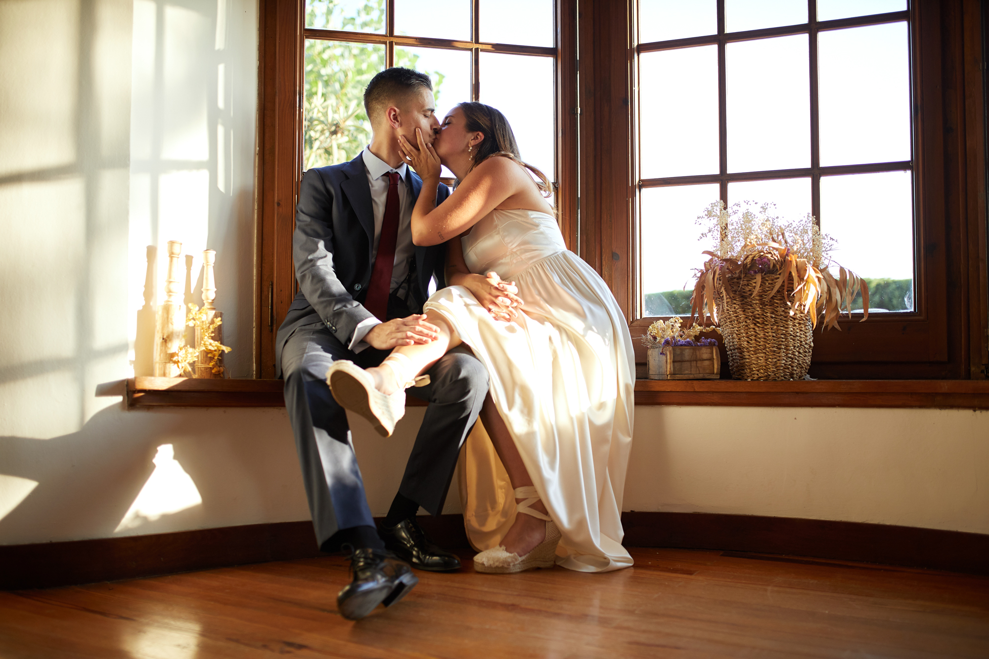 beso cómplice de novios