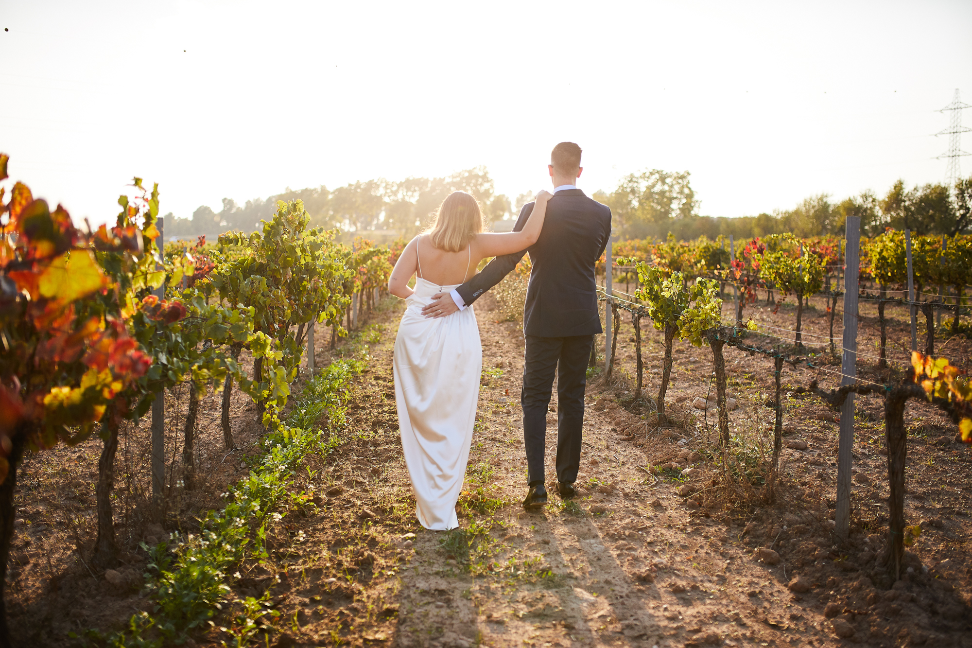 recien casados caminado en el huerto
