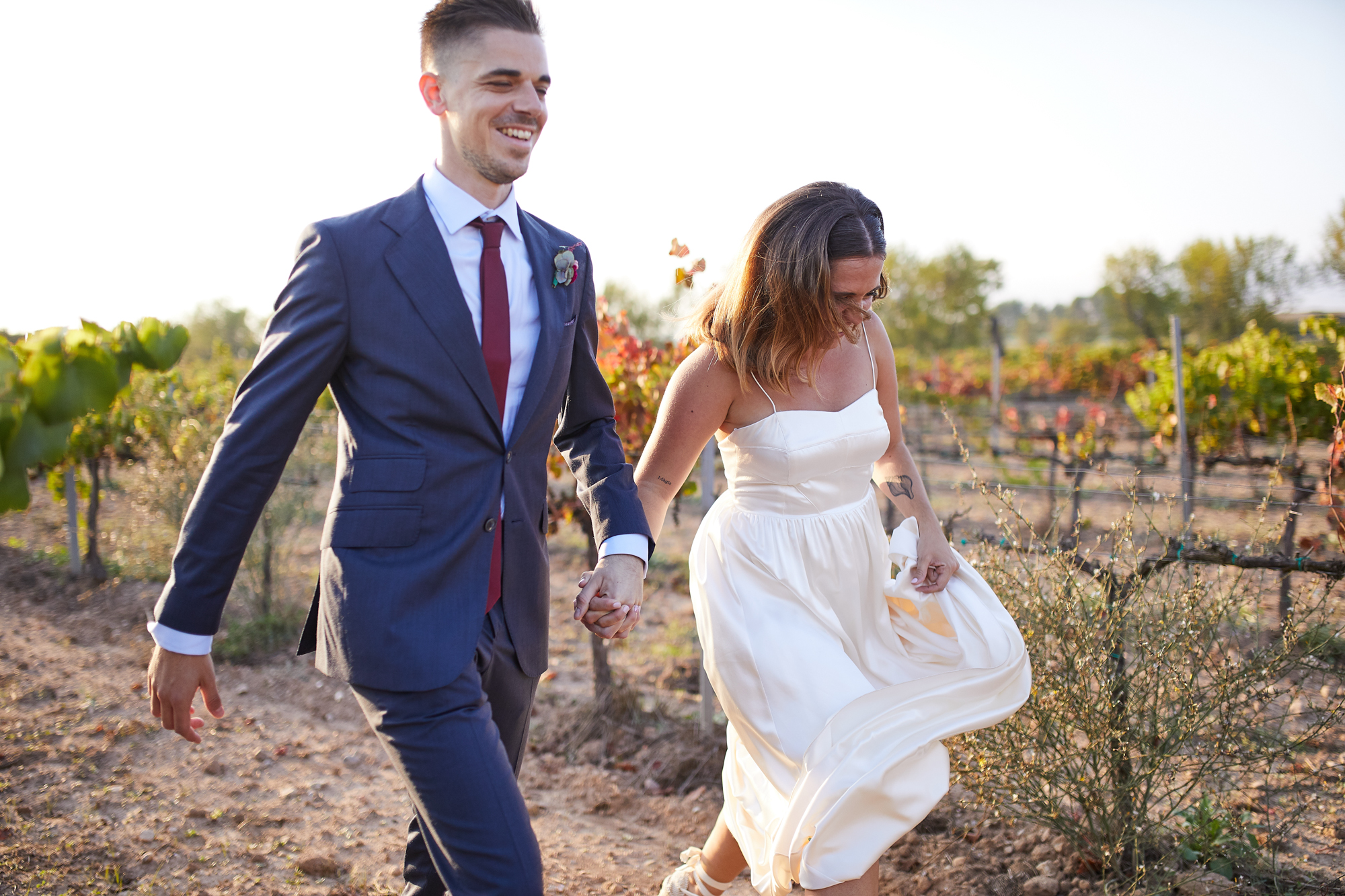 novios caminado en el jardin