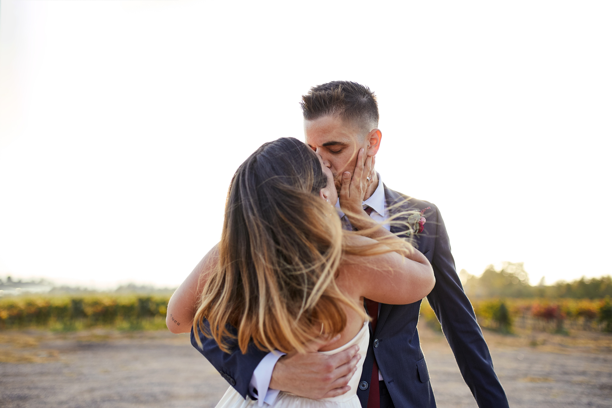 beso novios atardecer
