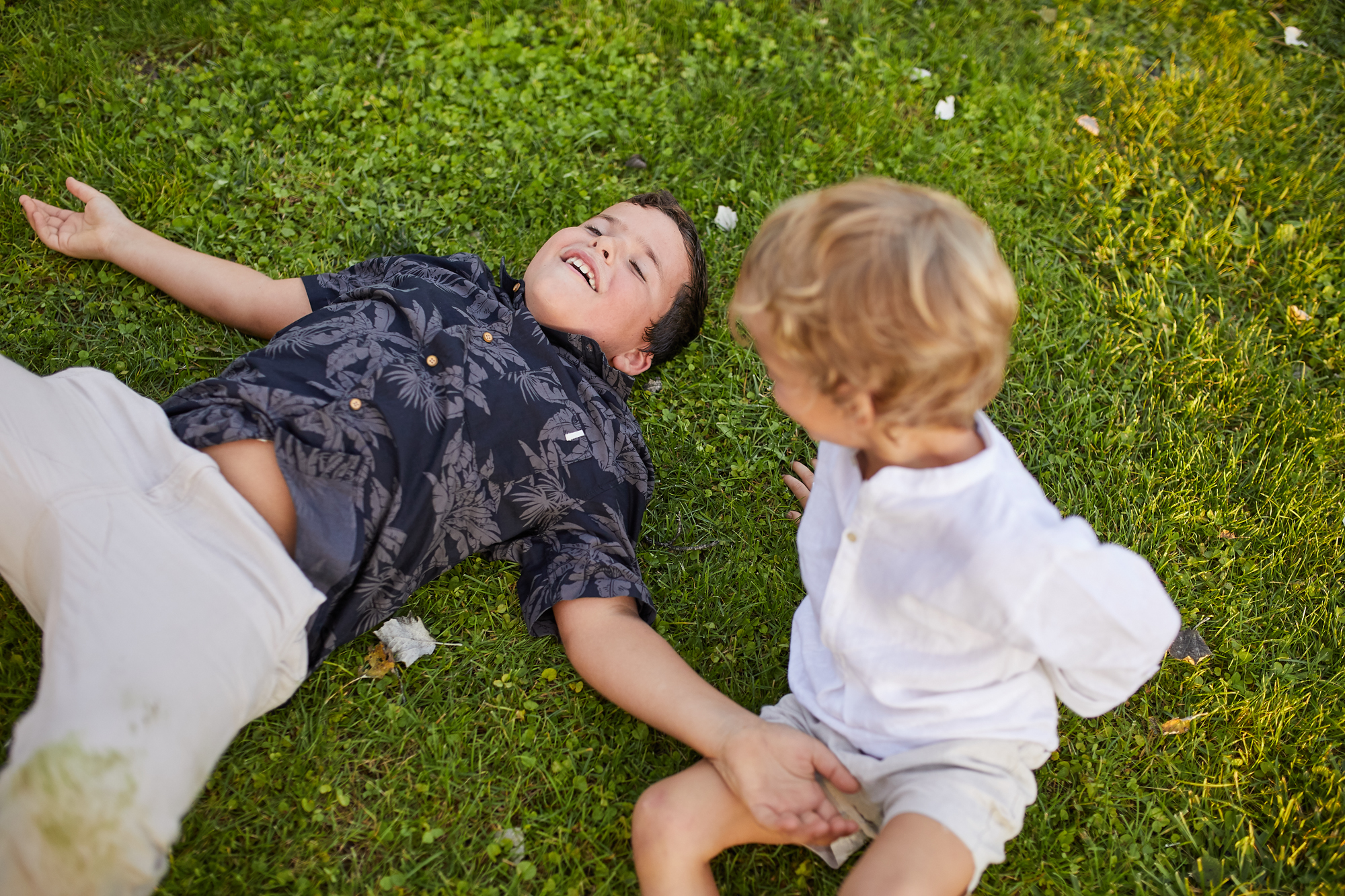 niños en el banquete de boda