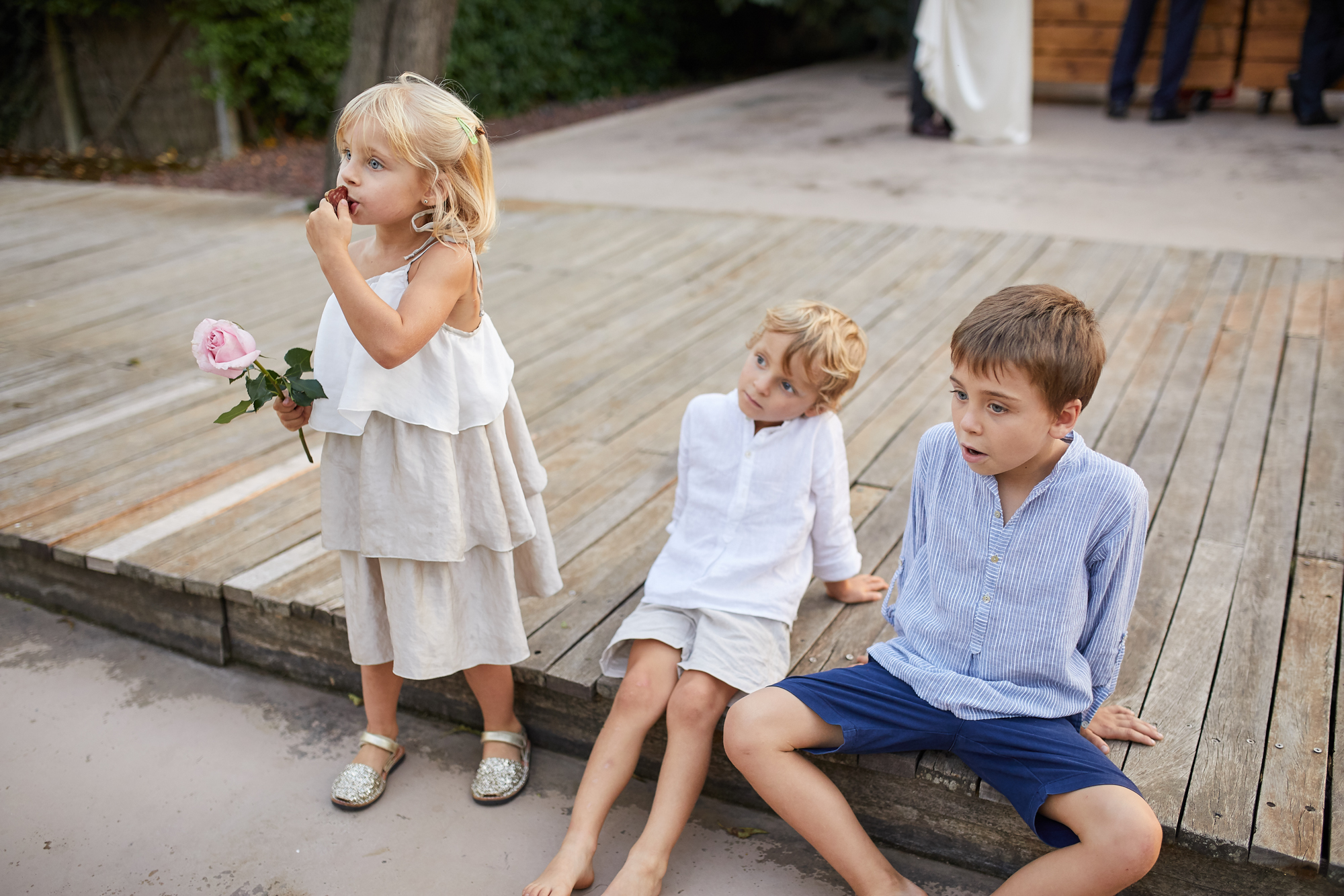 niños en el banquete de boda