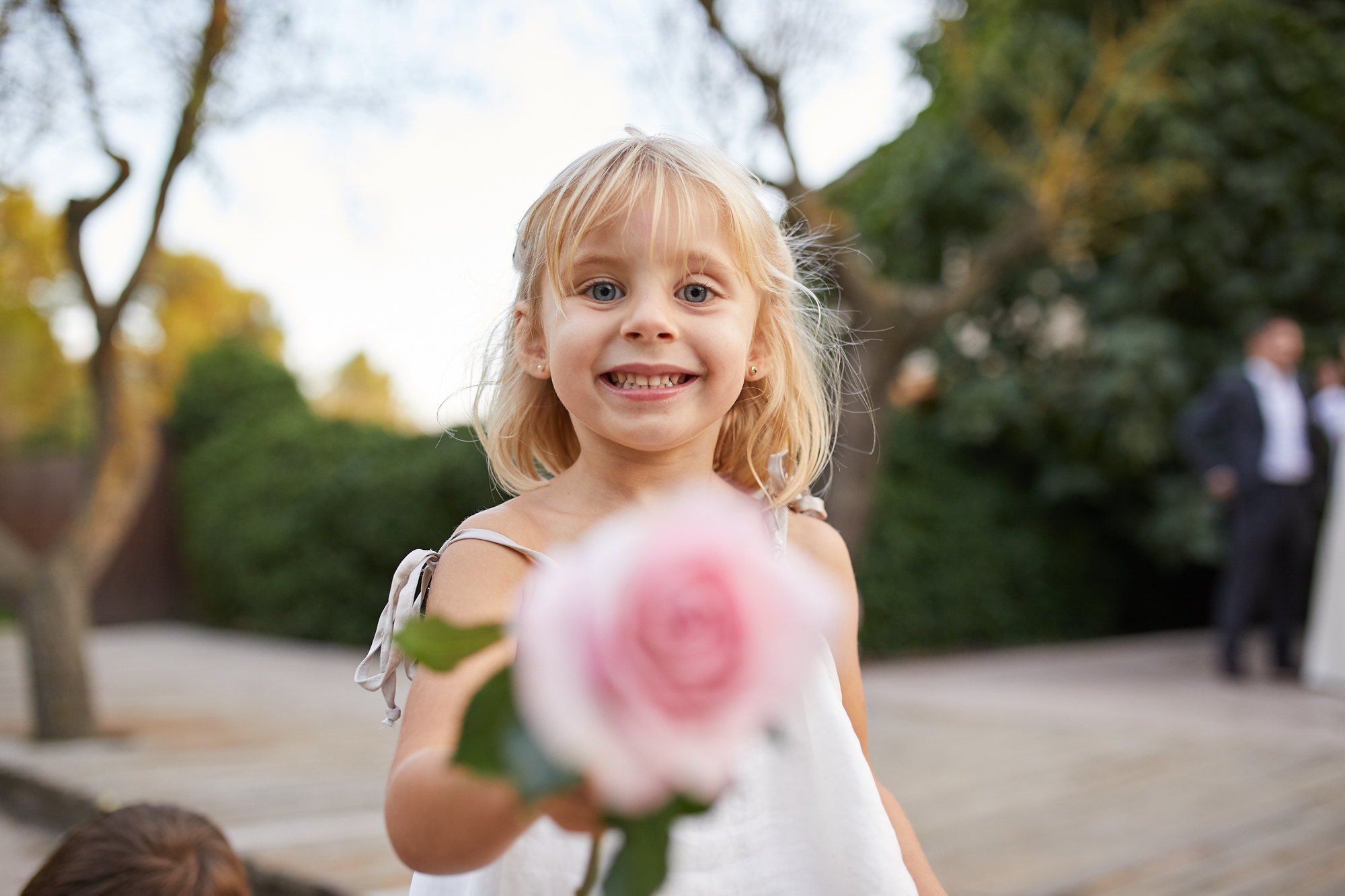 niña con una rosa en el banquete de boda