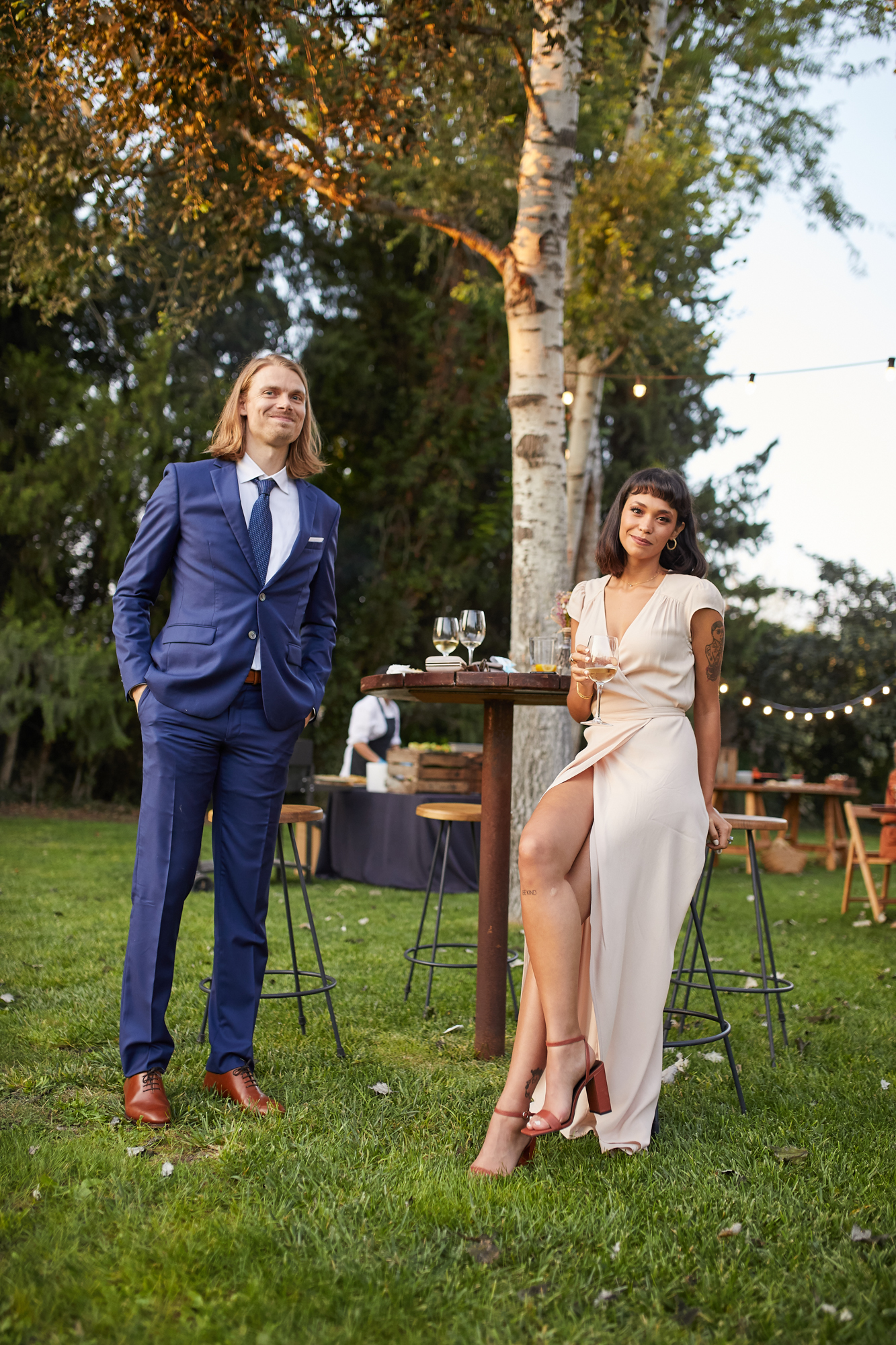 invitados bebiendo una copa en la fiesta de bodas