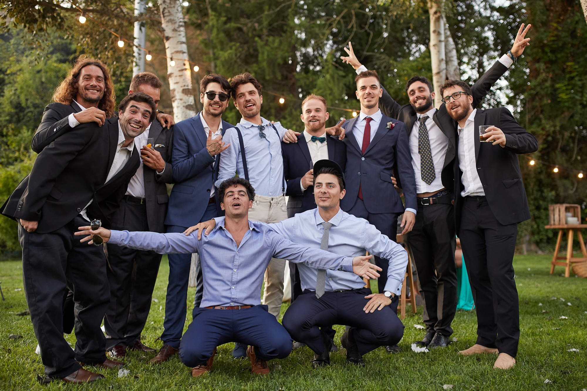 fotografía con los amigos del novio