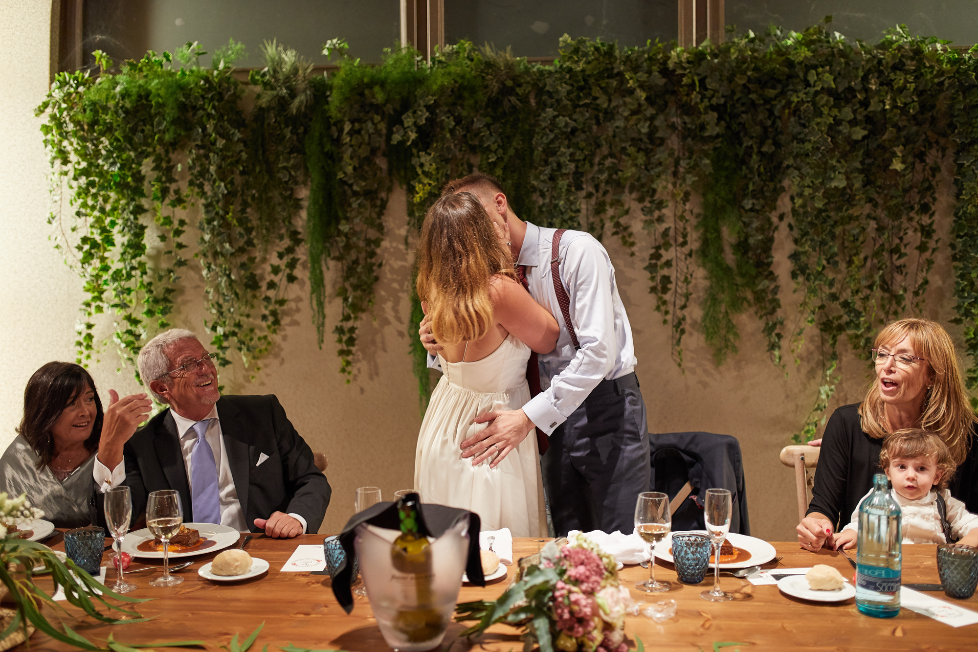 beso de los novio en el banquete de bodas