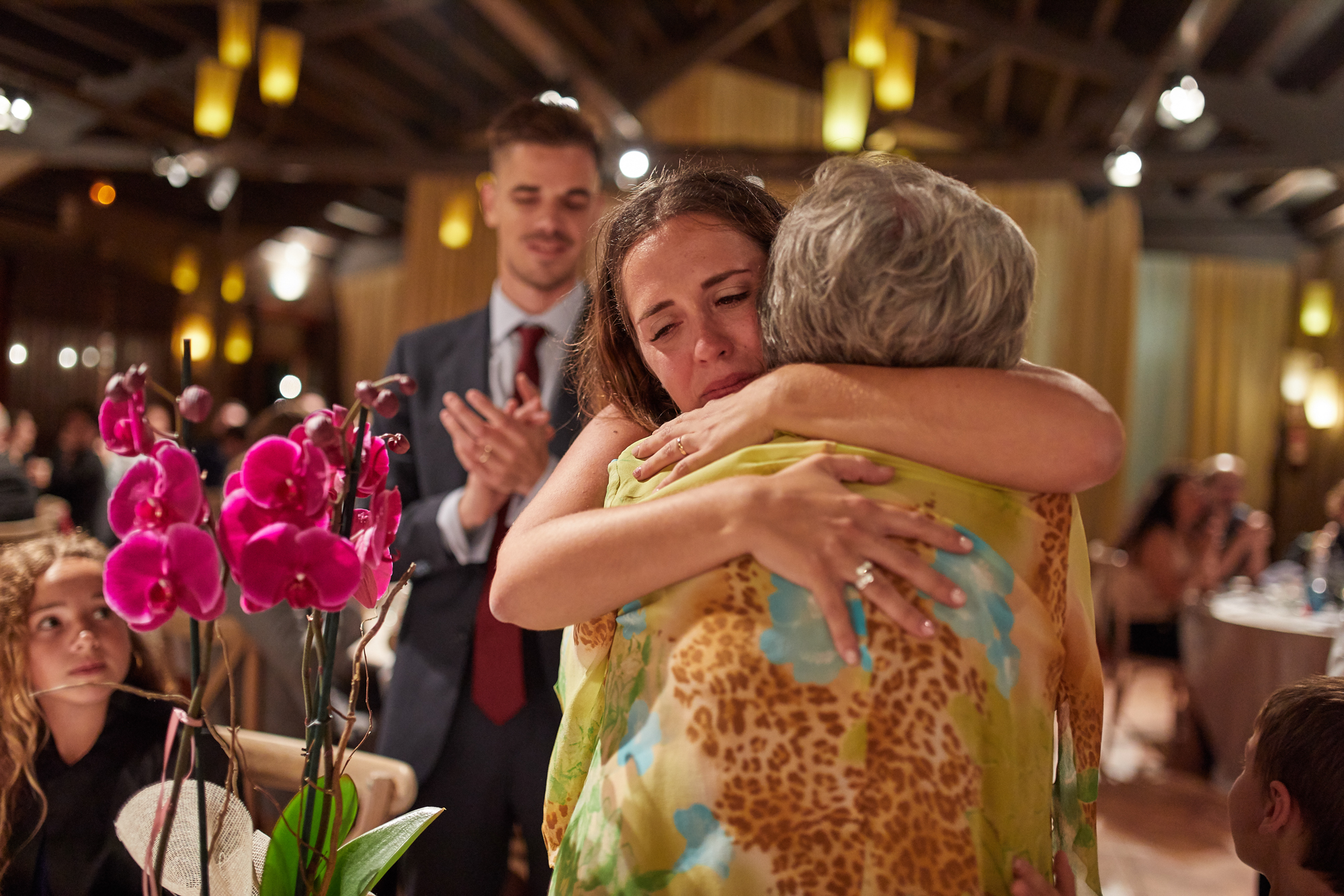 la novia abrazando a los invitados
