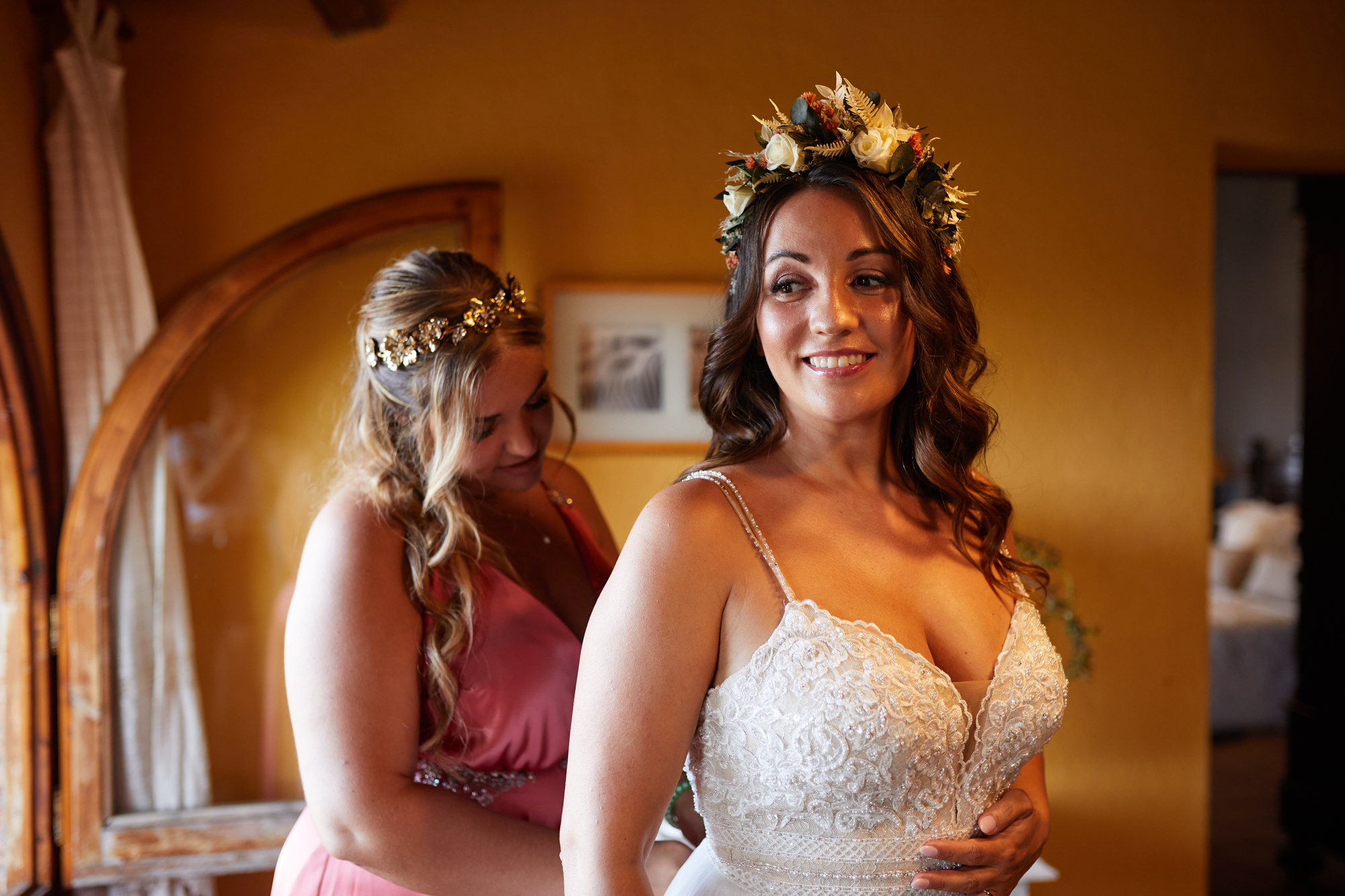 dama de honor ayudando a la novia