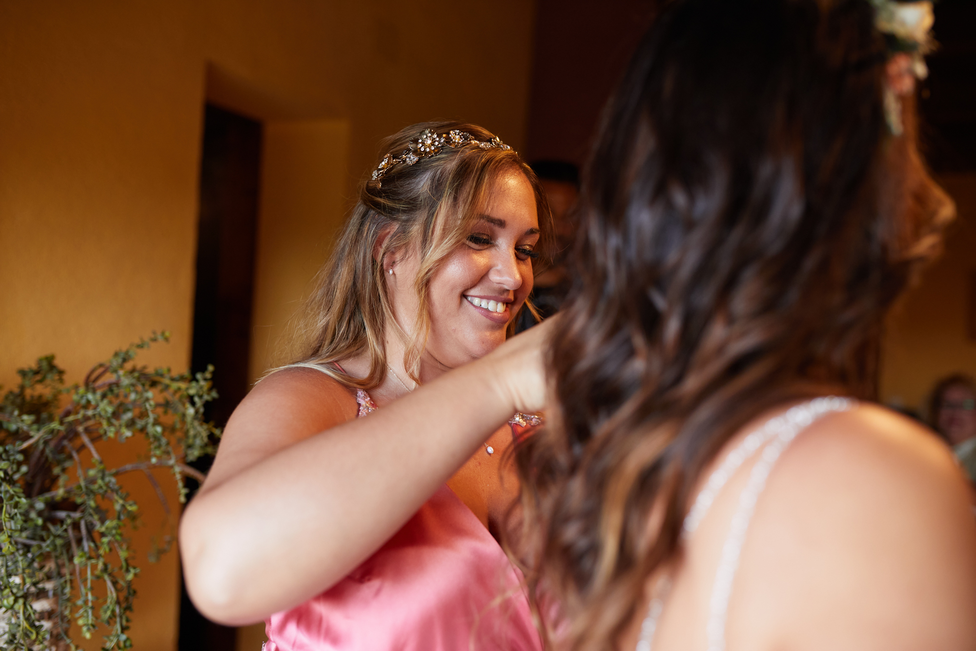 dama de honor ayuda a la novia