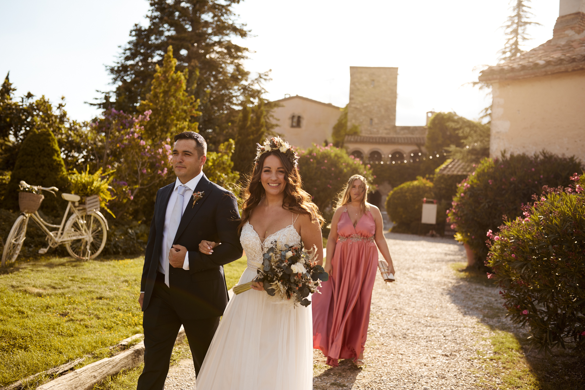 llegada de la novia con su hermano