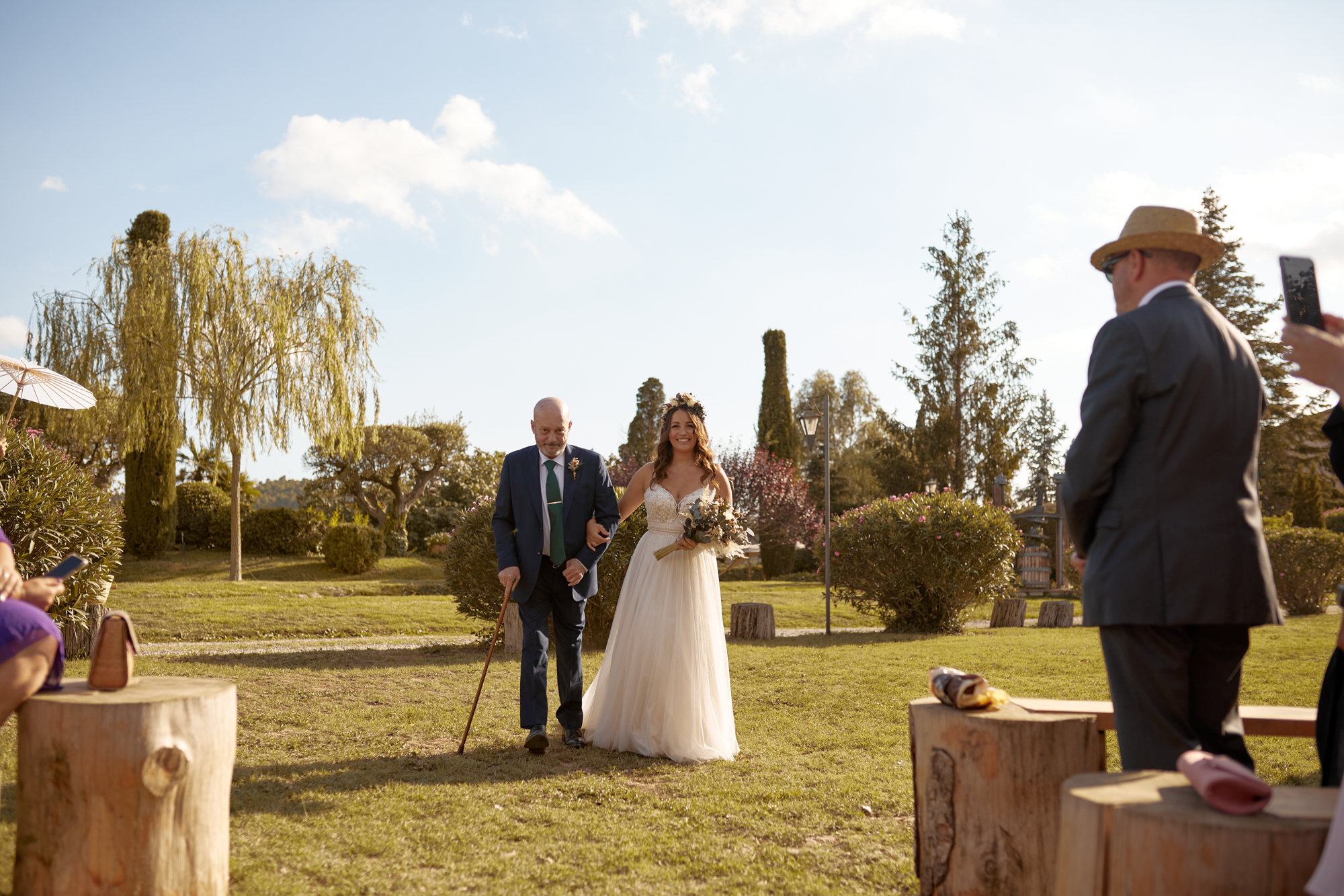 padre acompañando a la novia al altar