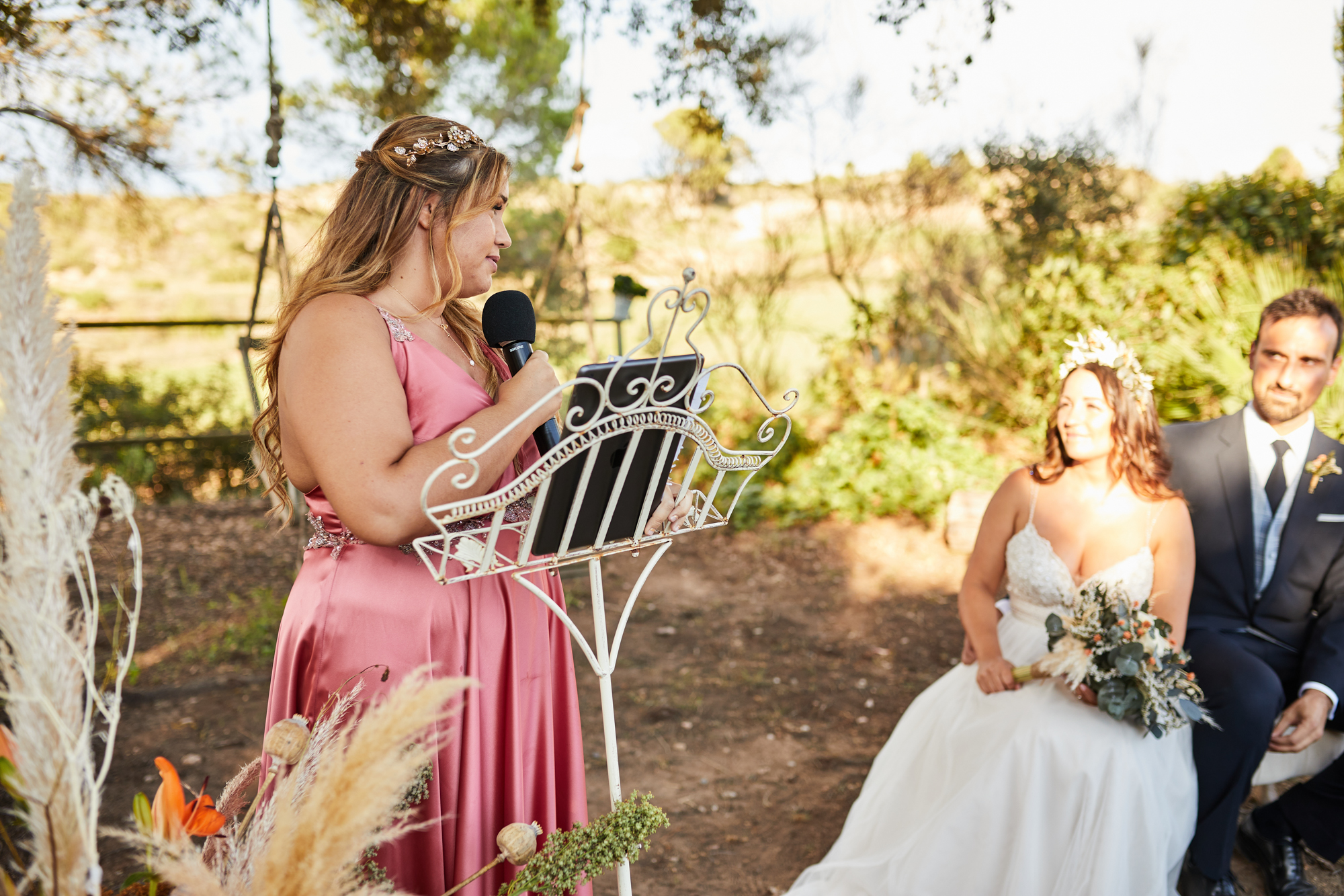 dama de honor leyendo unas palabras para lo novios