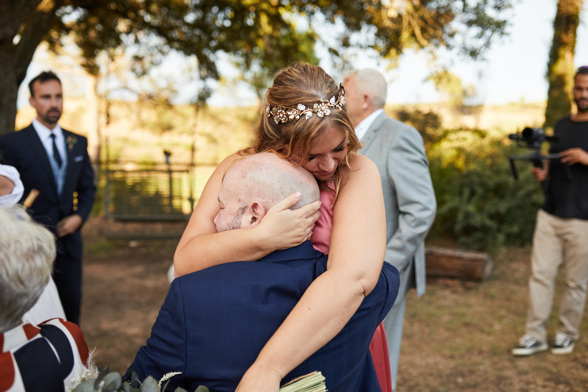 abrazo de invitados