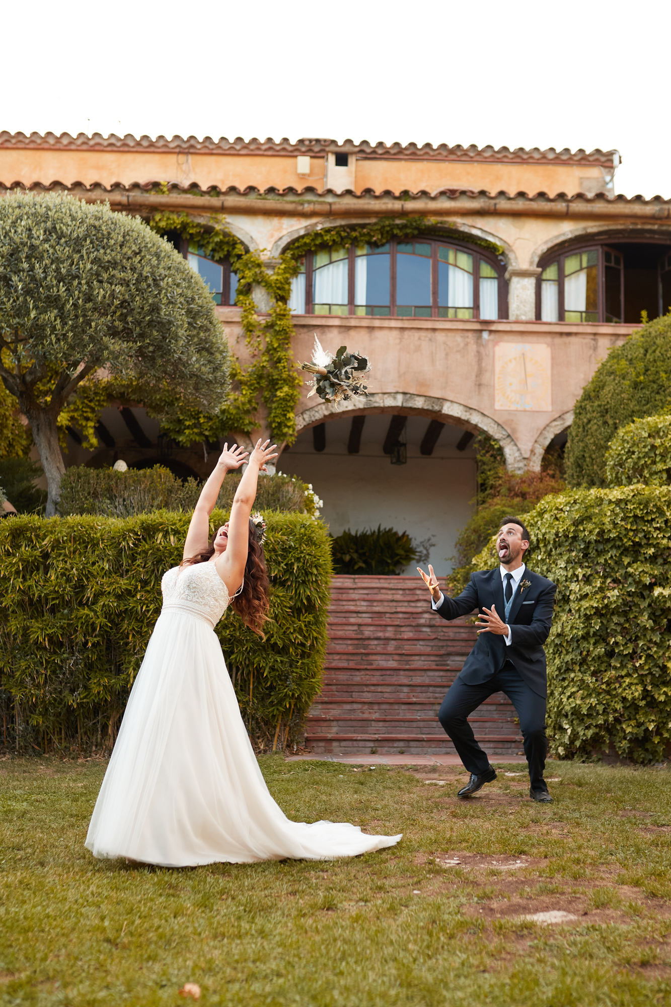 novia lazando el ramos de flores al novio