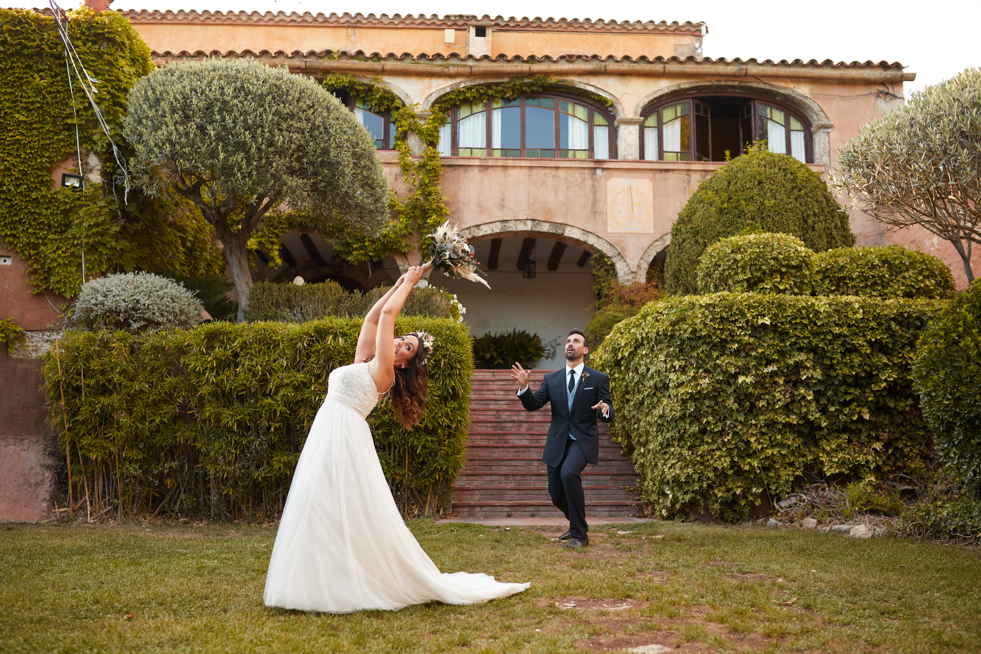 novia lanzado ramos de flores