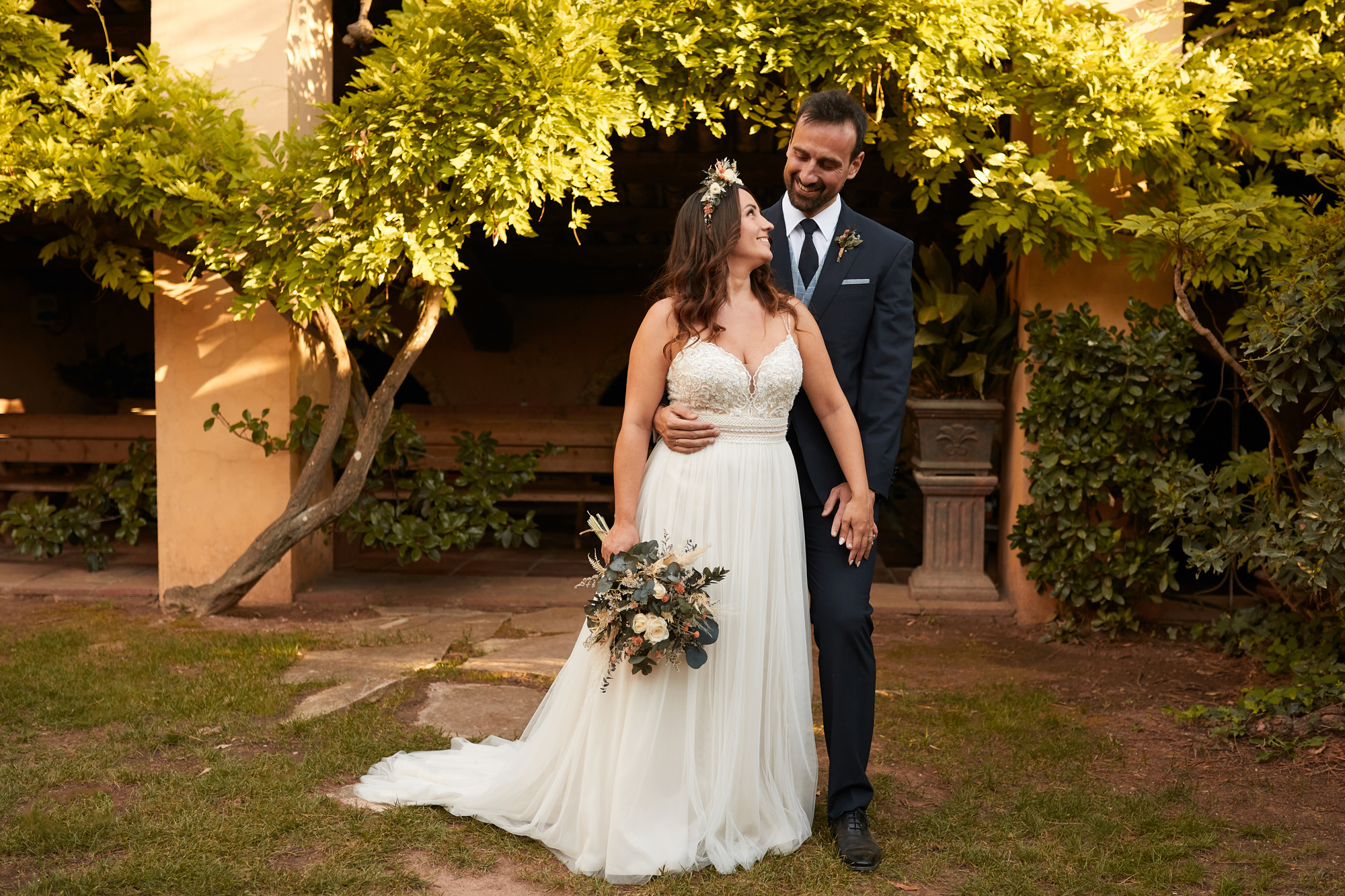 foto recien casado en el jardin