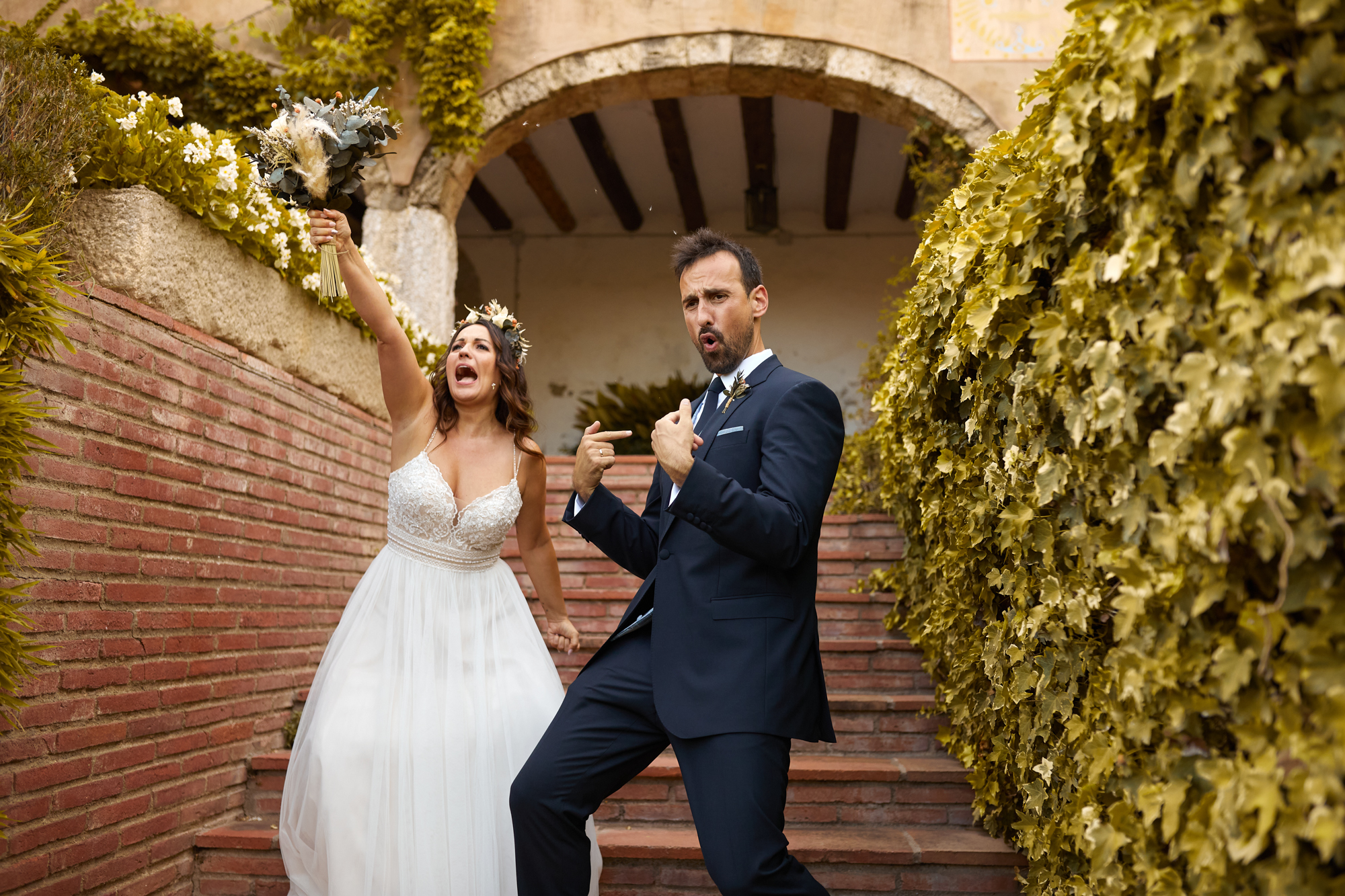 novios en las escalaras