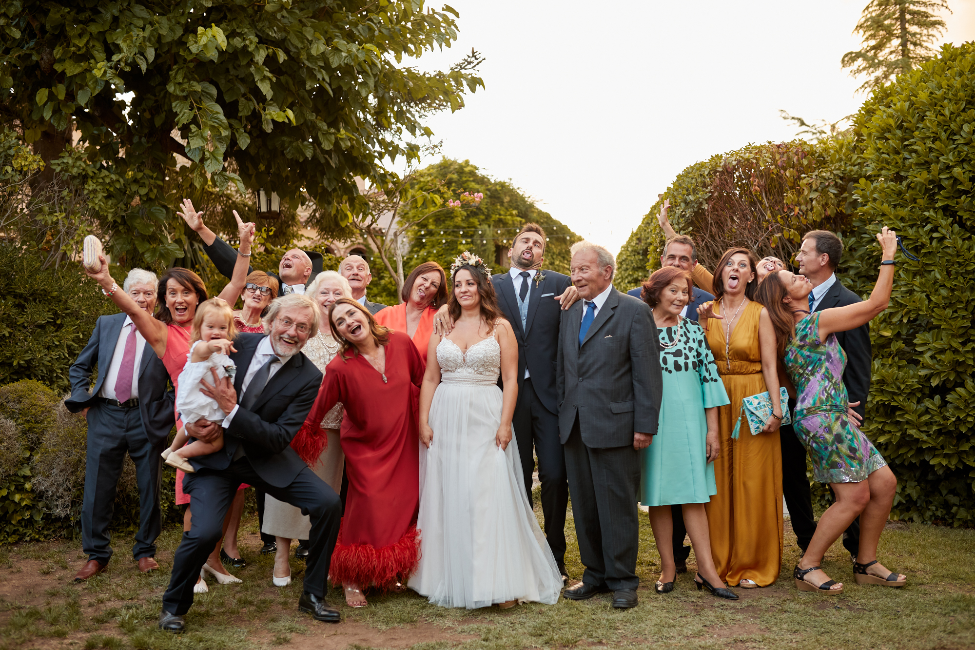 foto pose divertida con los novios