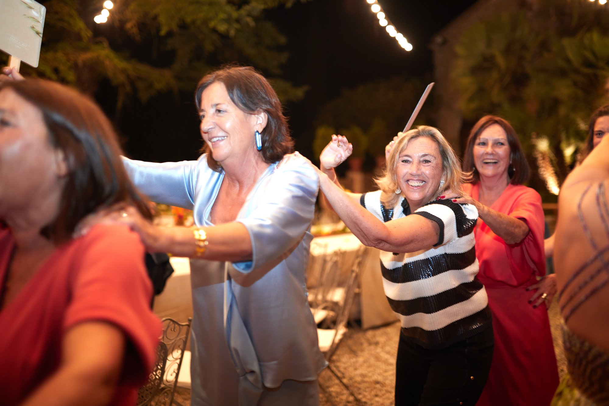 invitados bailando fiesta de bodas