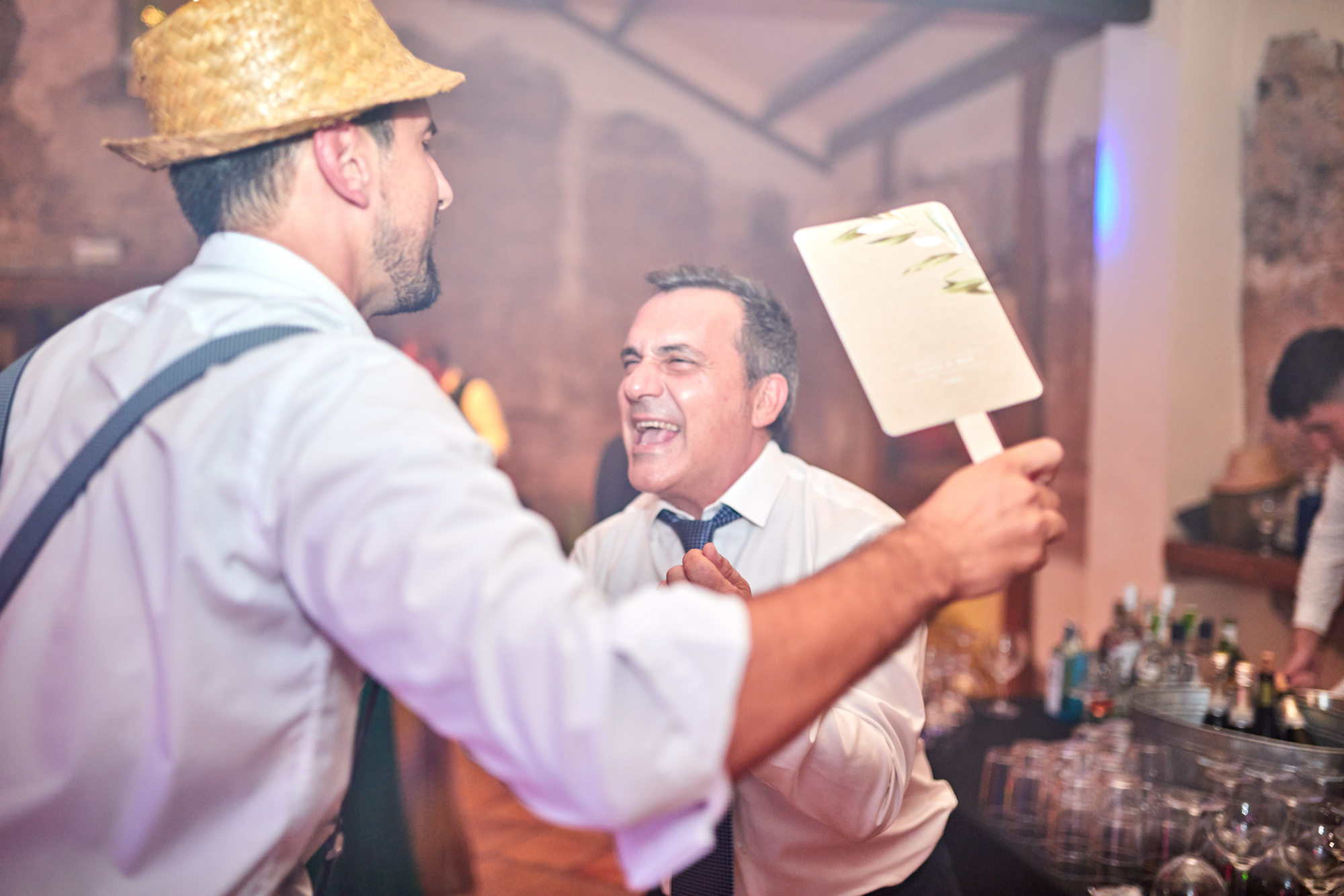 invitados bailando en la fiesta de bodas