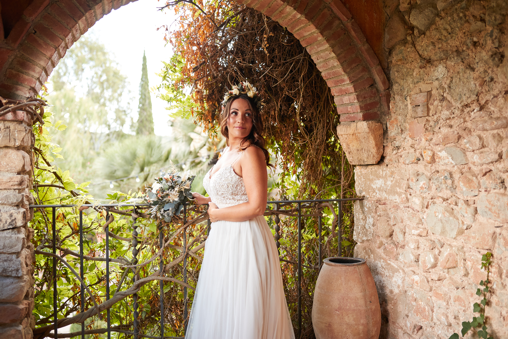 novia en una ventana del jardin
